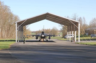 Avion garé sous un auvent métallo textile