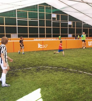 Terrain de foot couvert par un bâtiment métallo textile