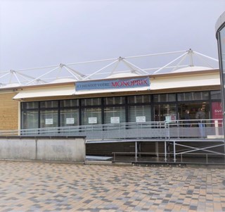 Magasin Monoprix couvert par un bâtiment métallo textile