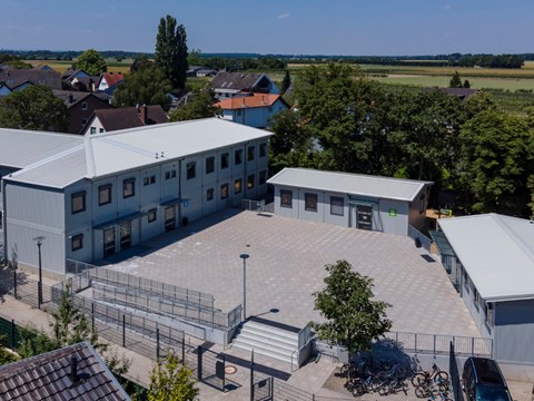Grundschule in modularer Bauweise mit Nebengebäuden für Mensa und Sportraum